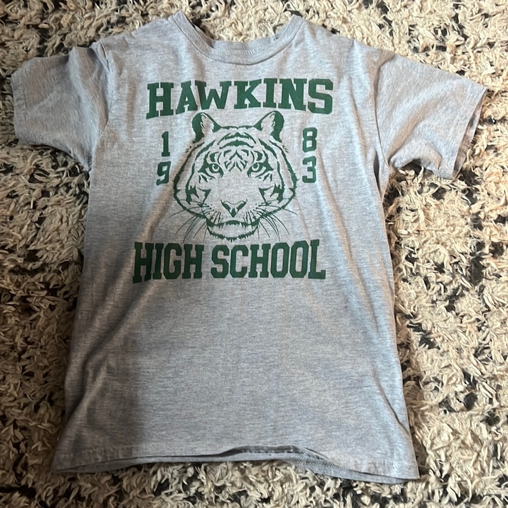 Gray Hawkins HS t-shirt size M from Netflix